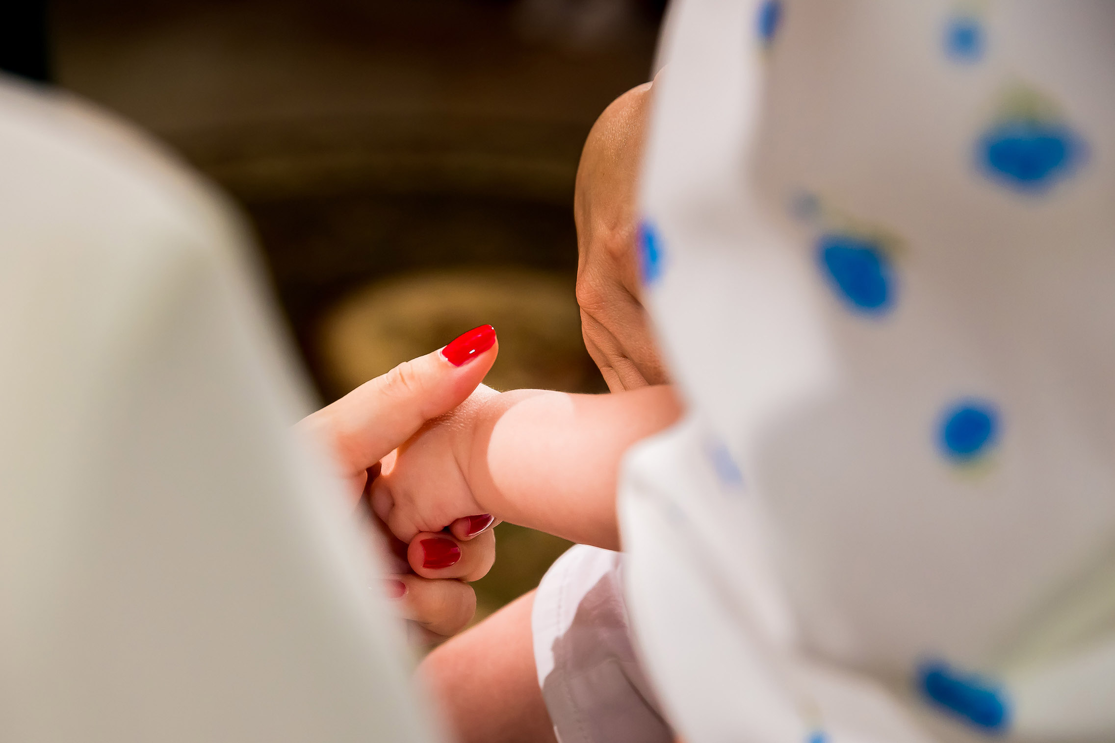 mama tine copilul de mana la botez, fotografie de botez in bucuresti