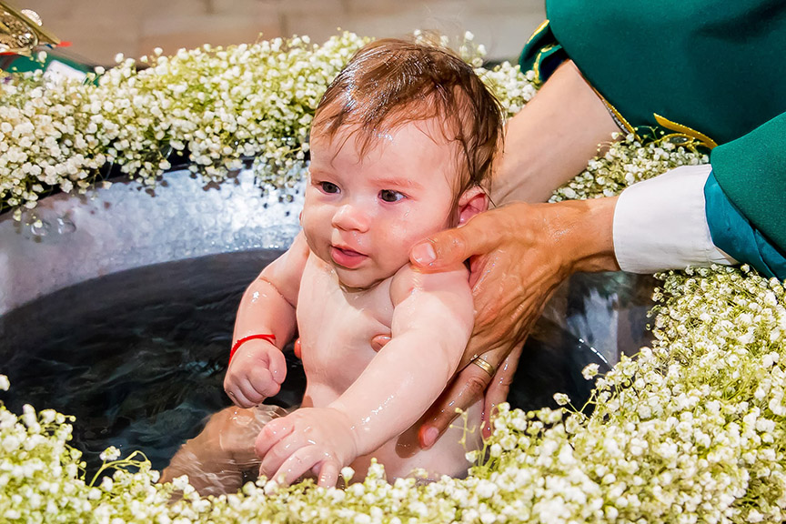 copil in momentul botezului in biserica, fotograf botez