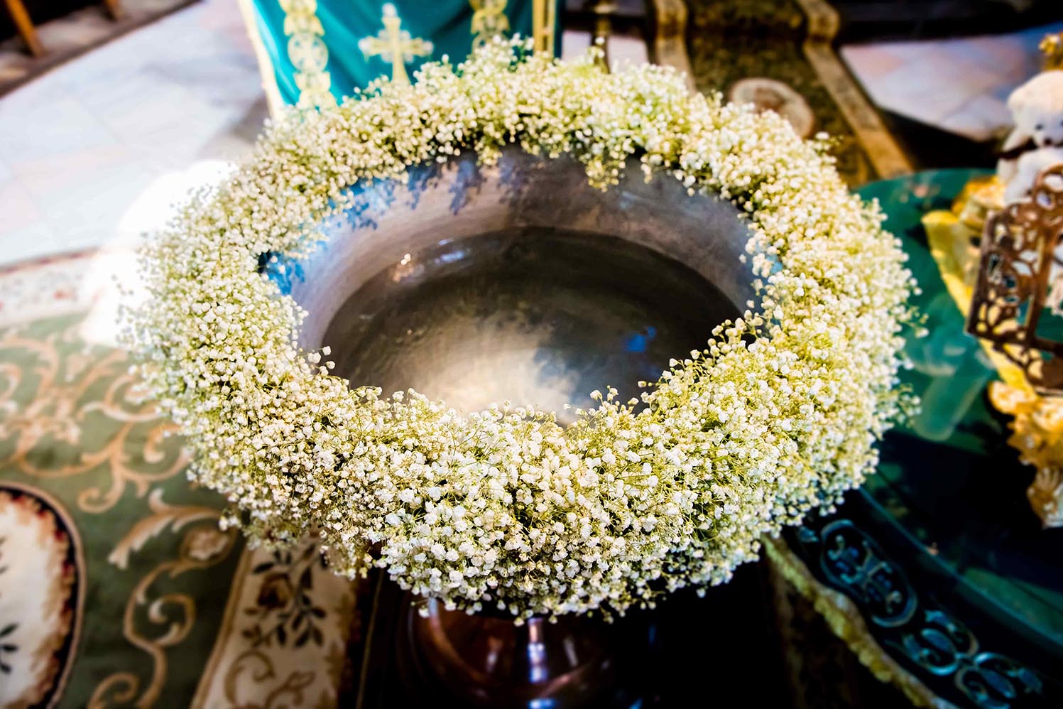 vas cu apa pentru botez ornat cu flori